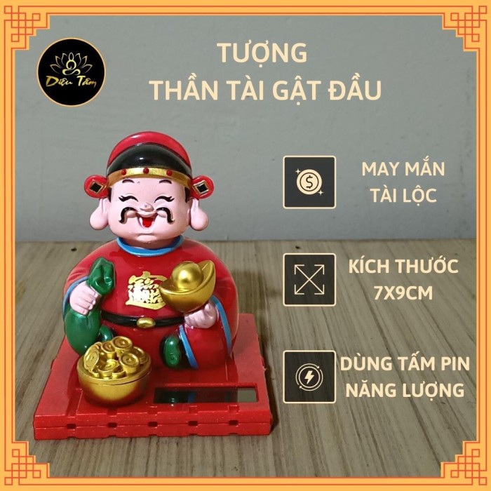 Tượng Thần Tài gật đầu dùng năng lượng mặt trời